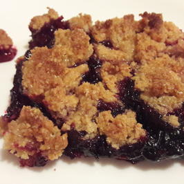 Хрупкав десерт с горски плодове /Криспи/