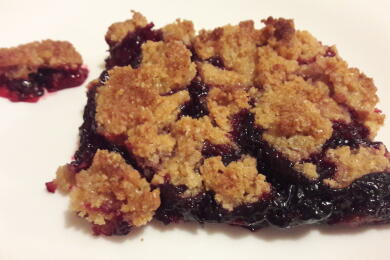 Хрупкав десерт с горски плодове /Криспи/