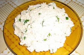 Извара със зелени перца, олио и червен пипер