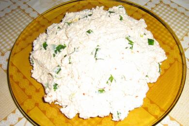 Извара със зелени перца, олио и червен пипер