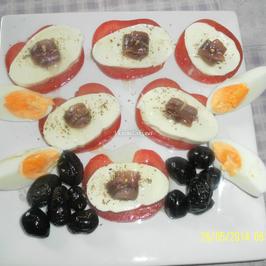 Домати с моцарела и аншоа