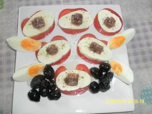 Домати с моцарела и аншоа