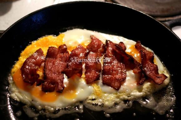 Яйца с бекон и лук