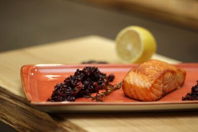 Филе сьомга с черен ориз и чесън от Spaghetti Kitchen