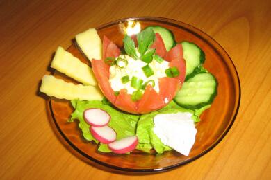 Ордьовър с пълнен домат