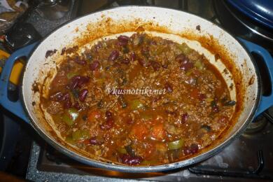 Рождественско свинско с кестени, боб и подправки