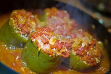 Чушки с ориз, кайма и бял сос