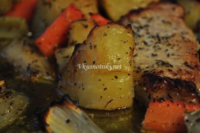 Месо с картофи и чубрица в гювеч или огнеопорно стъкло