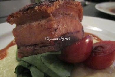 Задушено свинско месо със сини сливи