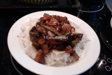 Задушено свинско месо със сини сливи