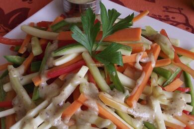 Шарена салата с дресинг от горчица