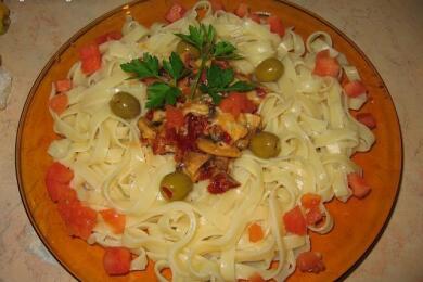 Талятели с моцарела и сушени домати 