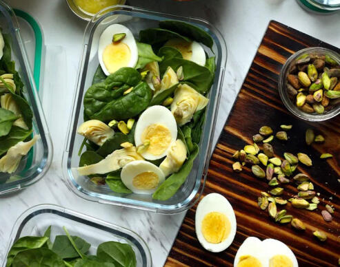 Салата от спанак и артишок с пармезанов дресинг