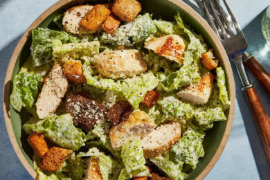 Салата Цезар с пилешко месо