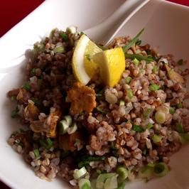 Салата с елда, пачи крак и зелен лук