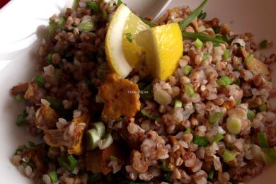 Салата с елда, пачи крак и зелен лук