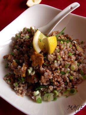 Салата с елда, пачи крак и зелен лук