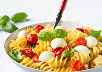 Италианска салата с паста Капрезе