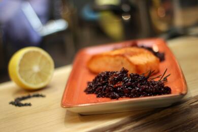 Филе сьомга с черен ориз и чесън от Spaghetti Kitchen