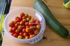 Салата от пържени тиквички и червени домати