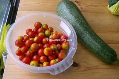 Салата от пържени тиквички и червени домати