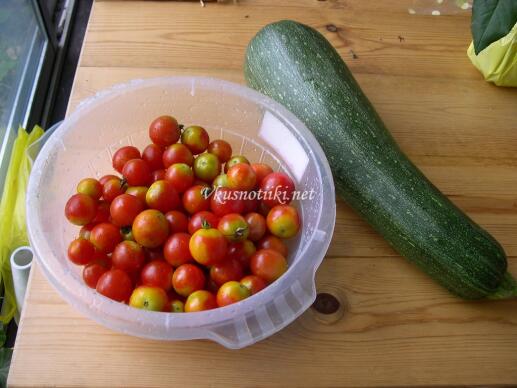 Салата от пържени тиквички и червени домати