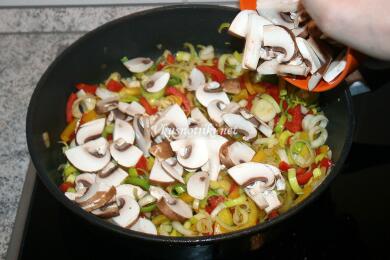 Гъби с доматен сос