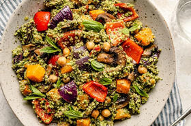 Салата с печени зеленчуци, нахут, песто и киноа