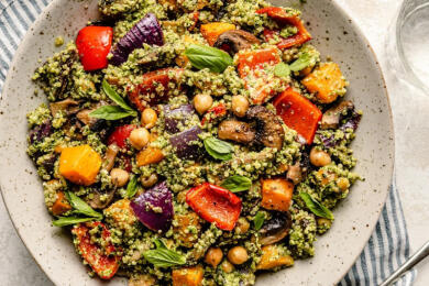 Салата с печени зеленчуци, нахут, песто и киноа