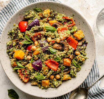 Салата с печени зеленчуци, нахут, песто и киноа