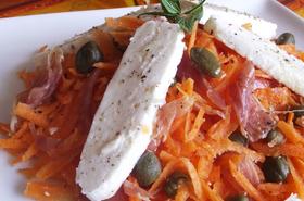 Салата от моркови и козе сирене