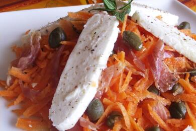 Салата от моркови и козе сирене