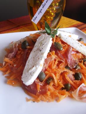 Салата от моркови и козе сирене