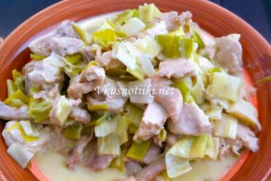 Пиле с праз и сметана