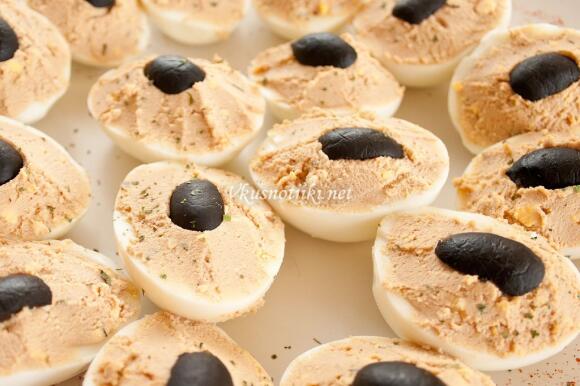 Яйца с маслини