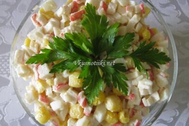 Салата с рулца от раци