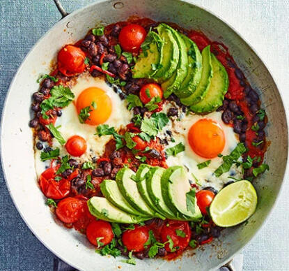 Яйца с авокадо и черен боб