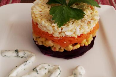 Салата с червено цвекло и сос от заквасена сметана