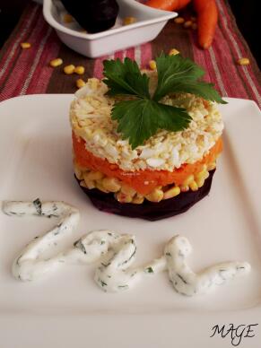 Салата с червено цвекло и сос от заквасена сметана