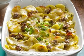 Месо с картофи и чубрица в гювеч или огнеопорно стъкло