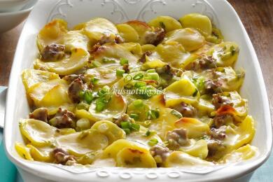 Месо с картофи и чубрица в гювеч или огнеопорно стъкло