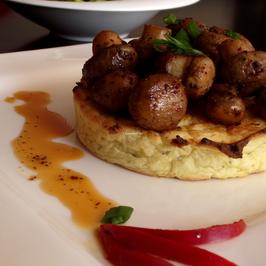 Печурки върху канапе от пухкави картофи