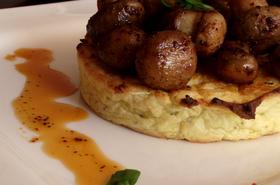 Печурки върху канапе от пухкави картофи