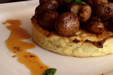 Печурки върху канапе от пухкави картофи