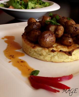 Печурки върху канапе от пухкави картофи