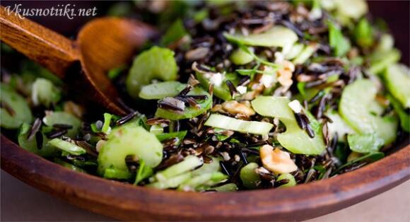 Салата от целина и орехи с див ориз