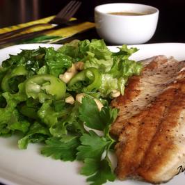 Филе от пъстърва със зелена салата и кашу