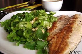 Филе от пъстърва със зелена салата и кашу