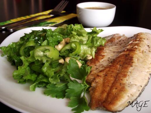 Филе от пъстърва със зелена салата и кашу