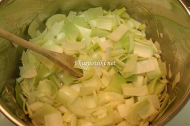 Пържен праз с домати и маслини 